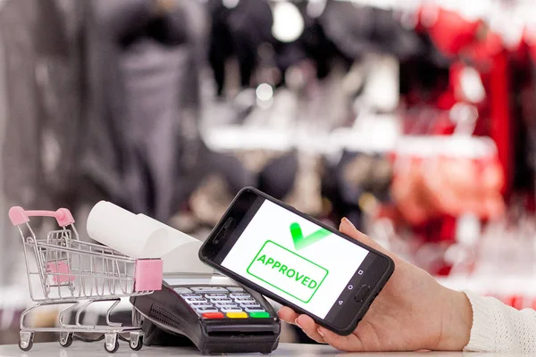 POS terminali, cep telefonlu ödeme makinesi. NFC teknolojisi ile temassız ödeme — Stok fotoğraf