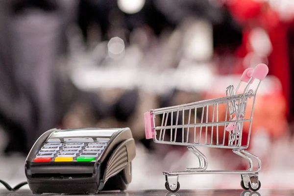 Mini carrito de compras con tarjeta Terminals. Internet concepto de compras en línea —  Fotos de Stock