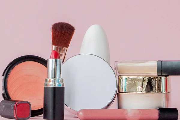 Set di cosmetici decorativi professionali, strumenti per il trucco e accessori su sfondo rosa con spazio per copiare il testo. concetto di bellezza e moda . — Foto Stock