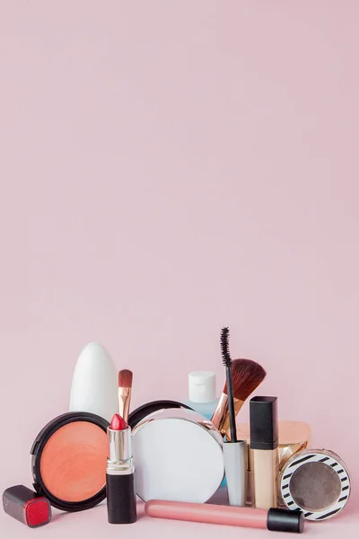 Set di cosmetici decorativi professionali, strumenti per il trucco e accessori su sfondo rosa con spazio per copiare il testo. concetto di bellezza e moda, spazio copia — Foto Stock