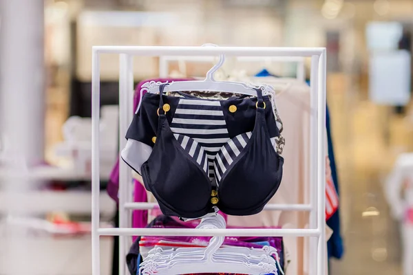 Trajes de baño para mujeres en venta en una tienda junto al mar. Anunciar, Venta, Concepto de moda — Foto de Stock