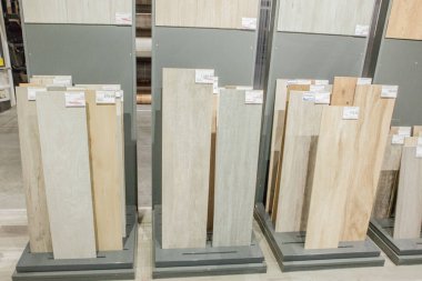 Ukrayna - Mart 27,2019: resim farklı modern Seramik karo, Havzası ve dükkanda lamine parke
