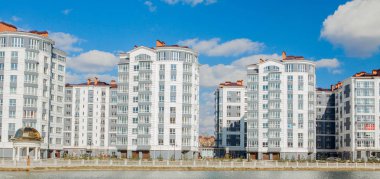 Moskova, Rusya, Kasım 2018. Butovo İlçesi, yeni bina, evin yakınındaki bölgeye panoramik görünüm, yeni evler, bina, mimari, Park ve göl.