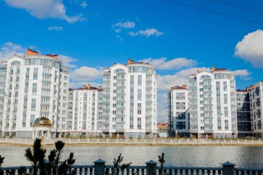 Moskova, Rusya, Kasım 2018. Butovo İlçesi, yeni bina, evin yakınındaki bölgeye panoramik görünüm, yeni evler, bina, mimari, Park ve göl. Sonbahar ve güzel, Cumulus bulutlar