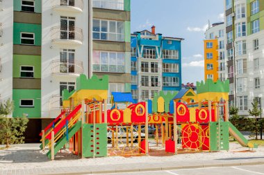 Yeni Çocuk Bahçesi yakınındaki bir daire bina