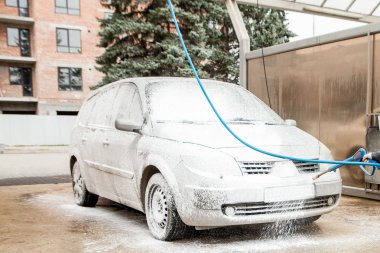 Oto yıkama köpüklü oto yıkama istasyonu. Cennet. Çamaşır makinesi istasyonda. Araba yıkama kavramı. Köpük arabaya
