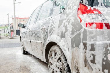 Oto yıkama köpüklü oto yıkama istasyonu. Cennet. Çamaşır makinesi istasyonda. Araba yıkama kavramı. Köpük arabaya