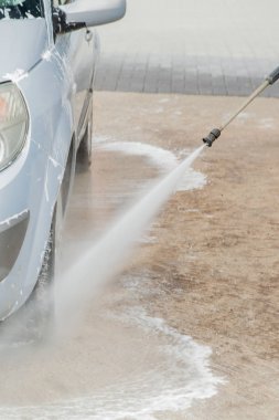 Oto yıkama köpüklü oto yıkama istasyonu. Cennet. Çamaşır makinesi istasyonda. Araba yıkama kavramı. Köpük arabaya