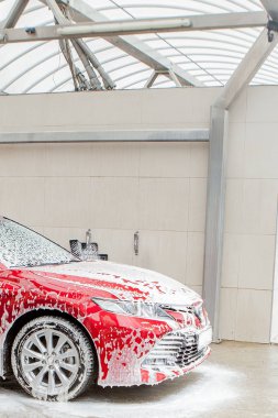 Oto yıkama köpüklü oto yıkama istasyonu. Cennet. Çamaşır makinesi istasyonda. Araba yıkama kavramı. Köpük arabaya