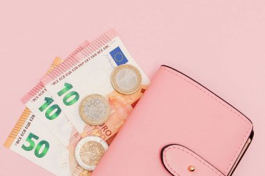 Euro para birimi üzerinde canlı bir mavi arka plan ile cüzdan. İş kavramı ve Instagram