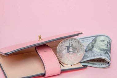 Pembe arka planda fotokopi alanı olan pembe bir cüzdanda Bitcoin ve dolar