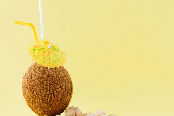 Cóctel de coco fresco con pajitas sobre fondo amarillo, espacio para copiar — Foto de Stock