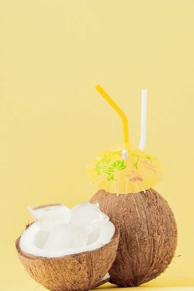 Friss kókuszdió koktéllal és sárga hátterű szalmával, másolási hellyel — Stock Fotó