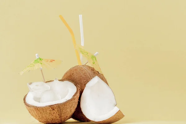 Coquetel de coco fresco com palhas no fundo amarelo, espaço de cópia — Fotografia de Stock