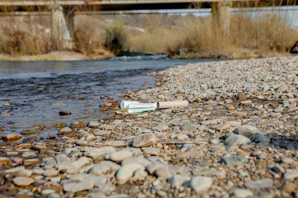 Ρύπανση ποταμών κοντά στην ακτή, σκουπίδια κοντά στον ποταμό, πλαστικά απορρίμματα τροφίμων, συμβάλλοντας στη ρύπανση — Φωτογραφία Αρχείου