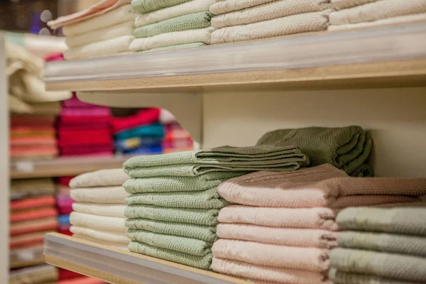 Bunt med färgglada handdukar i varuhuset. Många högen av bomullshanddukar i store butik. Begreppet shopping, Köp och Sälj — Stockfoto