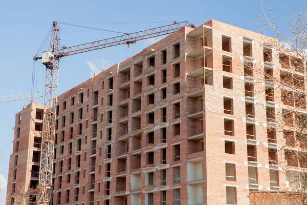 Edifícios de vários andares em construção. Guindastes de torre perto do edifício. Actividade, arquitectura, processo de desenvolvimento, arranha-céus — Fotografia de Stock