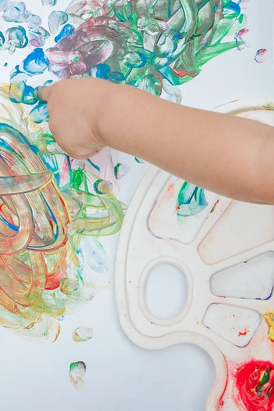 Słodkie mały chłopiec malarstwo z a farba ręce za pomocą gauche farby — Zdjęcie stockowe