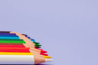 Menekşe arka plan üzerinde renkli kalemler projeleri ve duyurular için