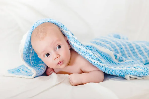 Retrato de um bebê bebê sorridente bonito rastejando em uma fralda, criança bebê de dois meses segura a cabeça — Fotografia de Stock