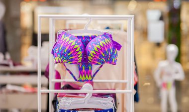 Bir sahil dükkanında Satılık bayan mayo. Reklam, satış, moda kavramı