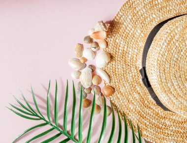 Yaz tatil arka plan. Tropikal yaz konsepti ile kadın moda aksesuarları, yaprakları ve sarı zemin üzerine deniz kabuklarını. Düz yatıyordu, en iyi görünümü