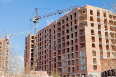 Yapım aşamasında yüksek çok katlı binalar. Kule vinç building yakınındaki. Etkinlik, gökdelen mimarisi, geliştirme süreci