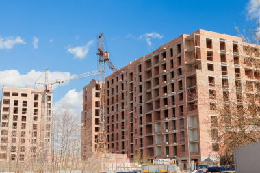 Yapım aşamasında yüksek çok katlı binalar. Kule vinç building yakınındaki. Etkinlik, gökdelen mimarisi, geliştirme süreci