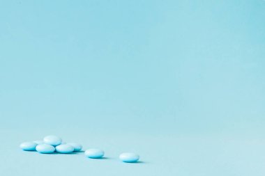 Kopya alanı ile mavi arka plan mavi hapları