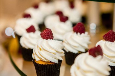 Lezzetli kek çilek Festival tablo ile yakın çekim