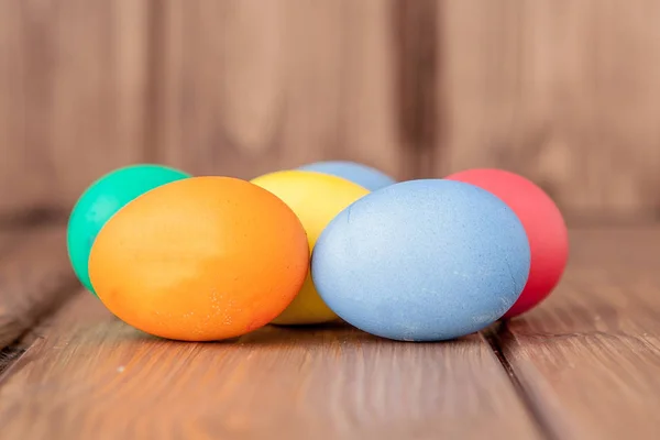 Kleurrijke Easter eggs op houten achtergrond met kopie ruimte — Stockfoto