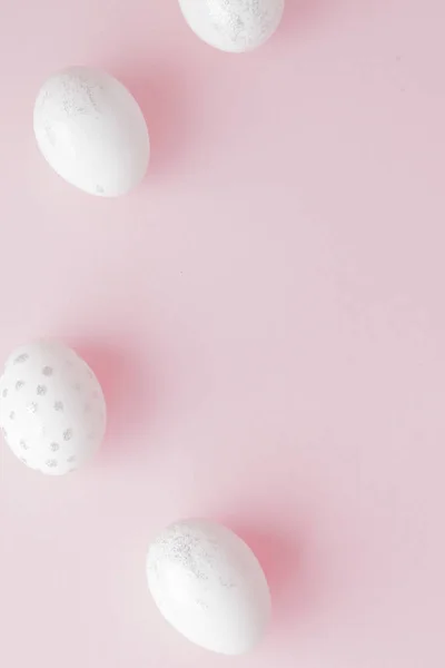 Wit Easter eggs op roze achtergrond met kopie ruimte. Bovenaanzicht shot van de concept regeling decoratie Happy Easter vakantie achtergrond. Ontwerp pastel Toon in minimale plat lag — Stockfoto