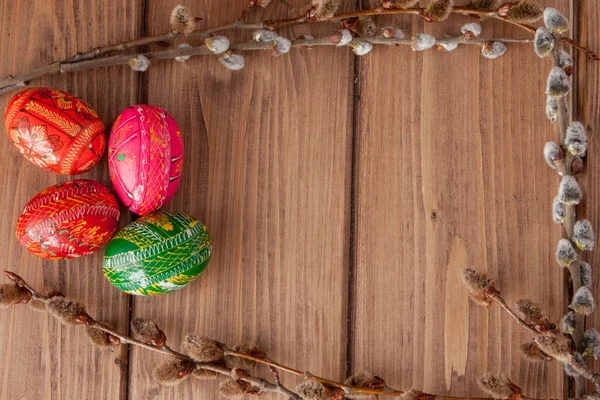 Csendélet Pysanka, díszített húsvéti tojás, száraz fűzfa ágakat a fekete fából készült háttér, felülnézet, másol hely — Stock Fotó