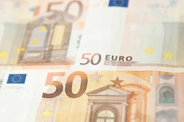 Primo piano di un gruppo di cinquanta banconote in euro — Foto Stock