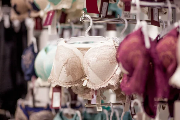 Sutiãs femininos à venda no mercado. Vareity de sutiã pendurado na loja de roupa interior lingerie. Anunciar, Venda, Conceito de moda — Fotografia de Stock