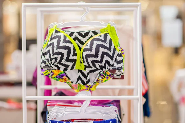 Trajes de baño para mujeres en venta en una tienda junto al mar. Anunciar, Venta, Concepto de moda — Foto de Stock