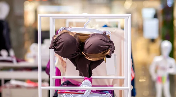 Női fürdőruha eladó egy tengerparti bolt. Hirdetés, eladás, divat fogalmát — Stock Fotó