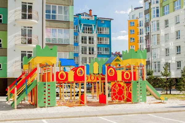 Nieuwe speeltuin in de buurt van een appartementen gebouw — Stockfoto