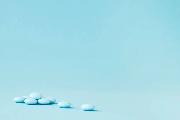 Pastillas azules sobre fondo azul con espacio de copia — Foto de Stock