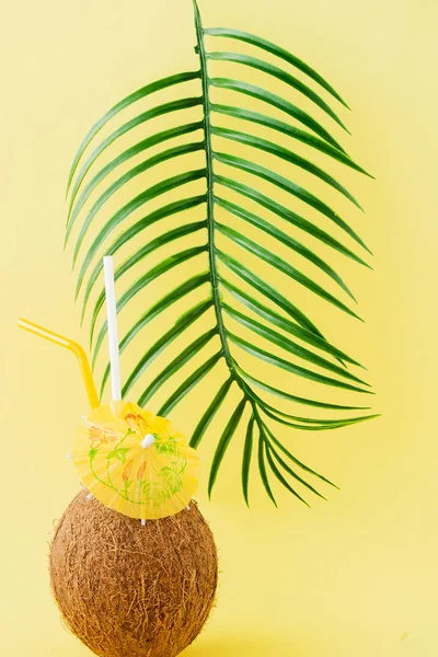 Coco fresco com palhinhas em fundo amarelo — Fotografia de Stock