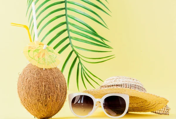 Frischer Kokoscocktail mit Strohhalmen auf gelbem Hintergrund — Stockfoto
