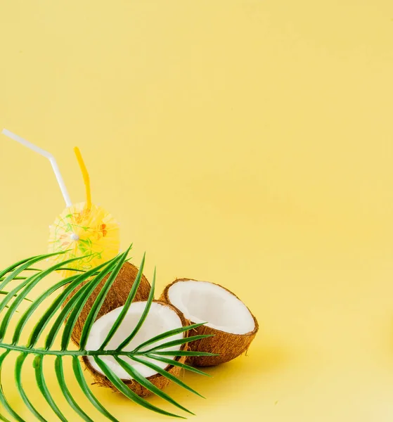 Cocktail de noix de coco fraîche avec une paille sur fond jaune, espace de copie — Photo