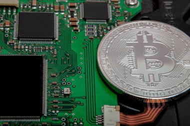 Bitcoin işlemi ile bilgisayar devre kartı, bitcoin yakın çekim