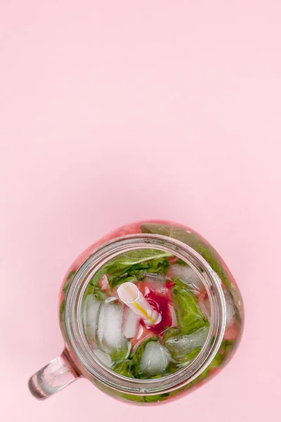 Glas mit kalter, frischer Limonade mit einem Stück Wassermelone und Eis — Stockfoto