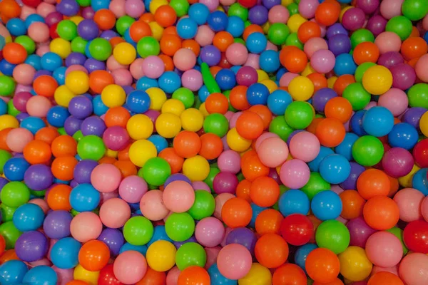 Kolorowe kulki dla dzieci. Wielokolorowe kulki plastikowe. Achildren p — Zdjęcie stockowe