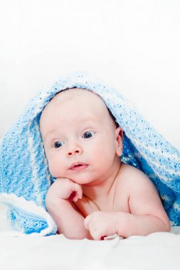 Bir bebek bezi, iki sürünen sevimli gülümseyen bebek bebek Portresi