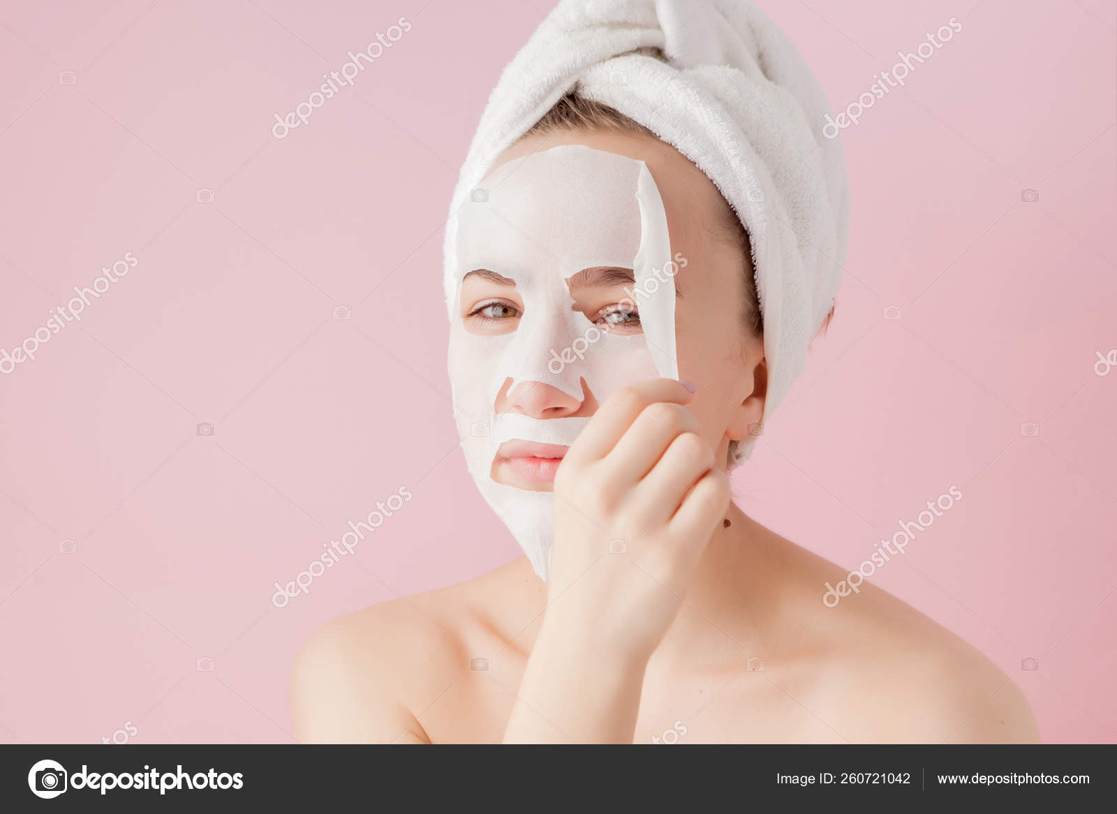 美丽的年轻女子正在涂上一个化妆品组织面膜的脸上的粉红色的背景 医疗和美容护理及技术理念 图库照片 C Volody100 Ukr Net
