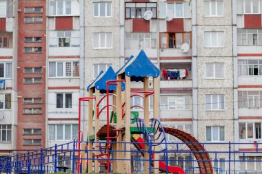 evin arka planda çocuk oyun alanı