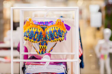 Bir sahil dükkanında Satılık bayan mayo. Reklam, satış, F