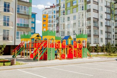 Yeni Çocuk Bahçesi yakınındaki bir daire bina